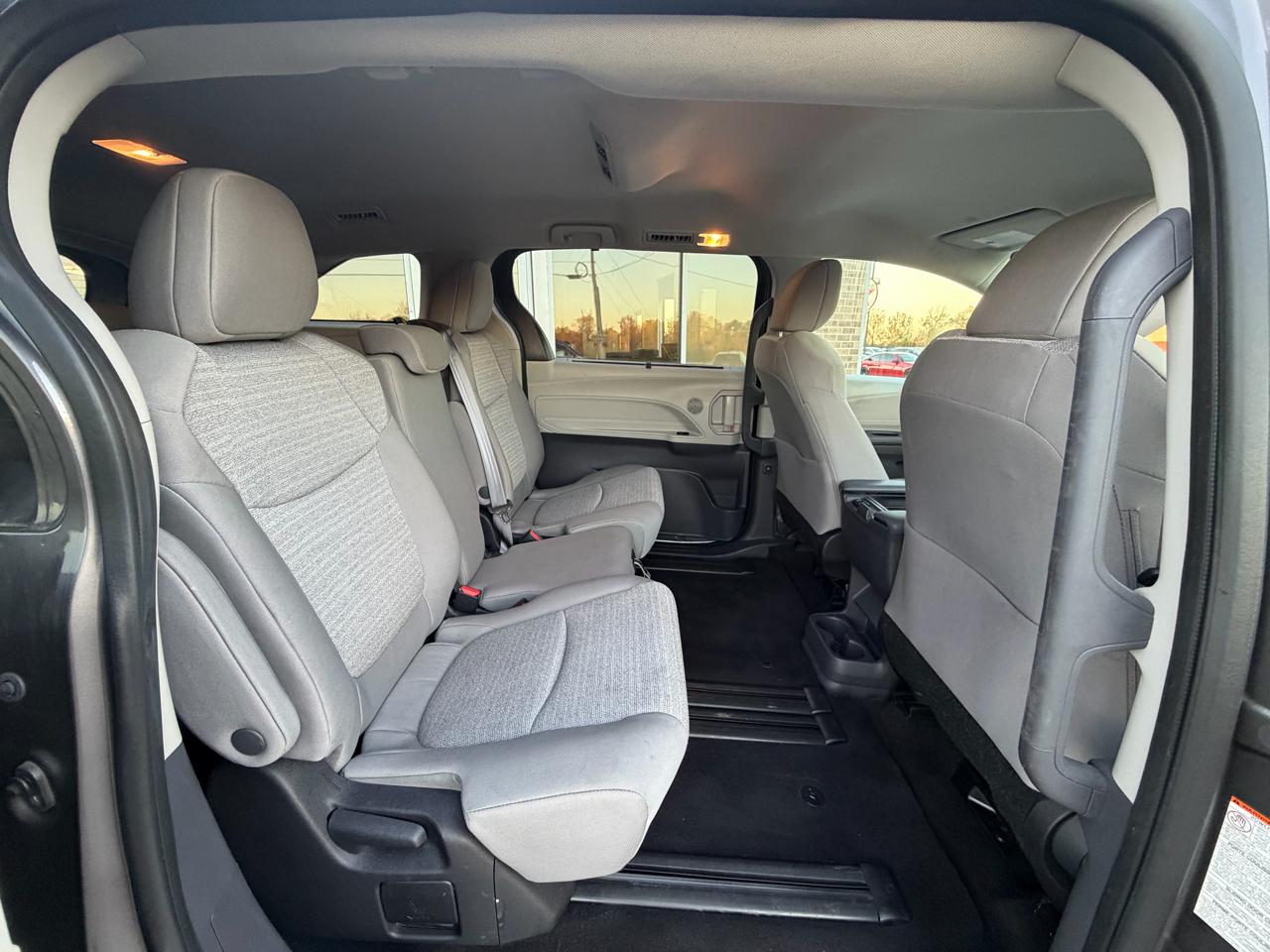 Toyota Sienna LE FWD 8-Passenger (Natl) 2023