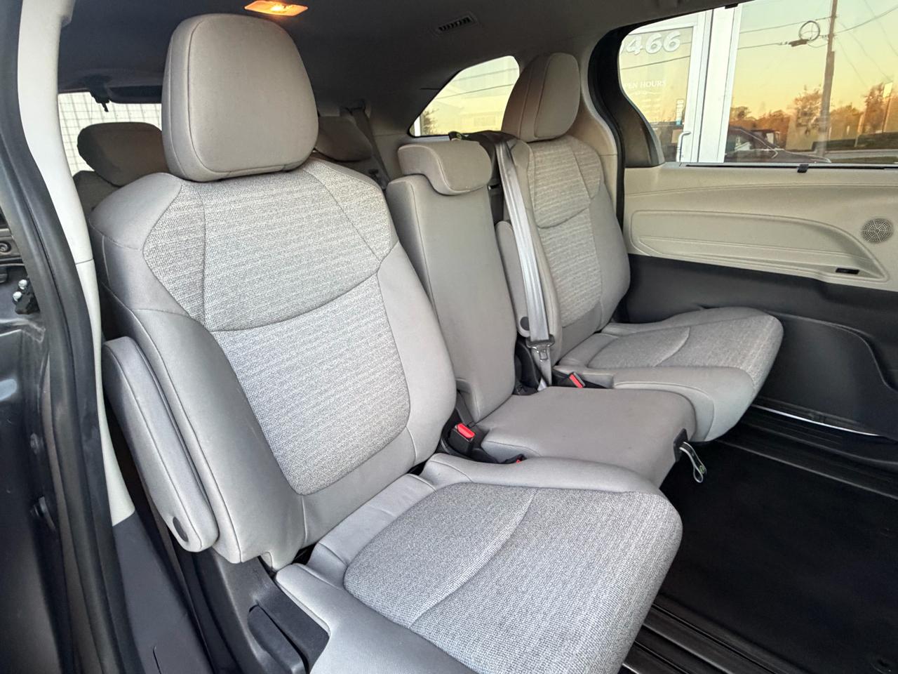 Toyota Sienna LE FWD 8-Passenger (Natl) 2023