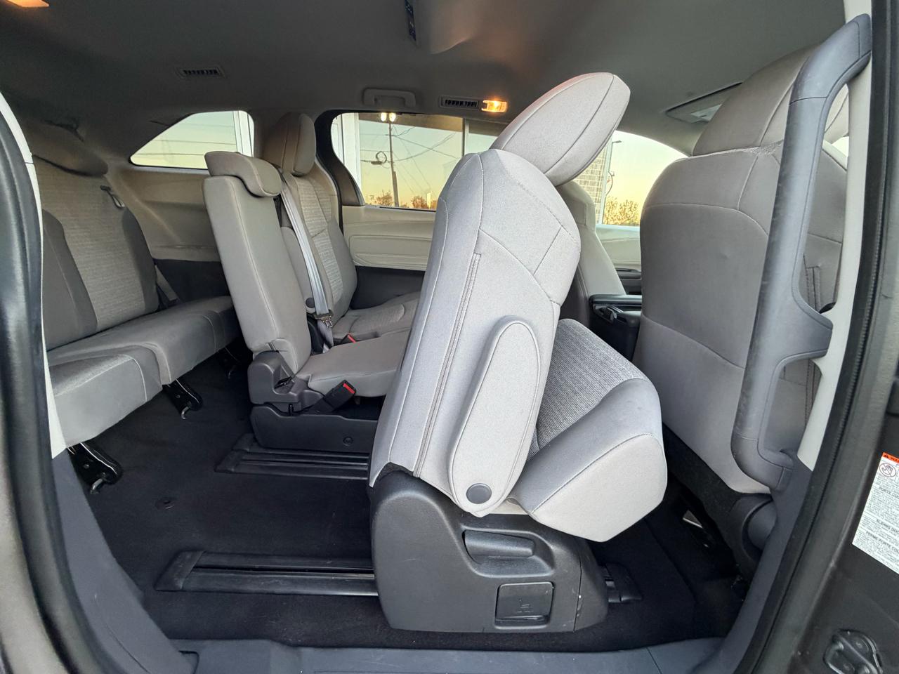 Toyota Sienna LE FWD 8-Passenger (Natl) 2023