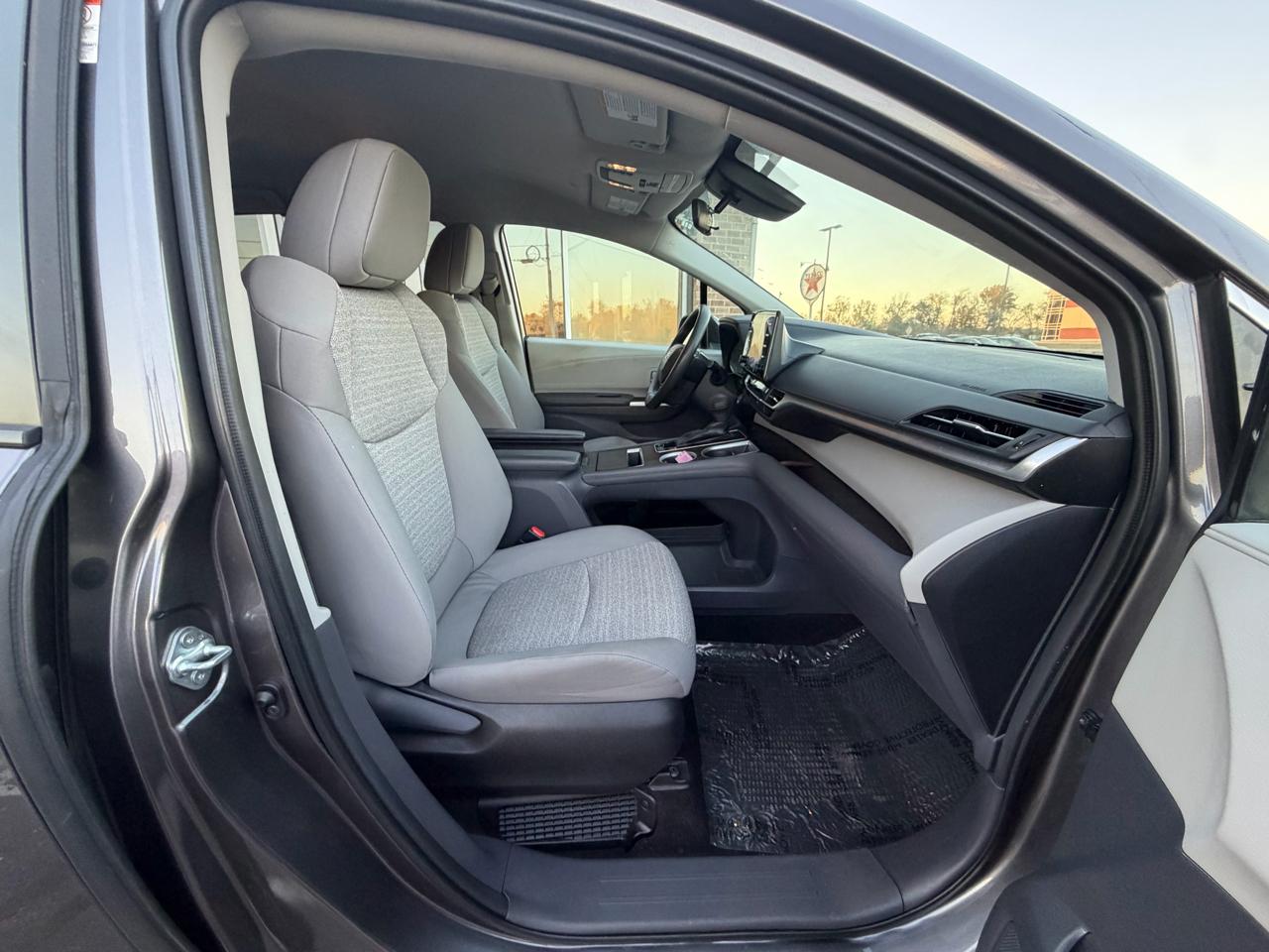 Toyota Sienna LE FWD 8-Passenger (Natl) 2023