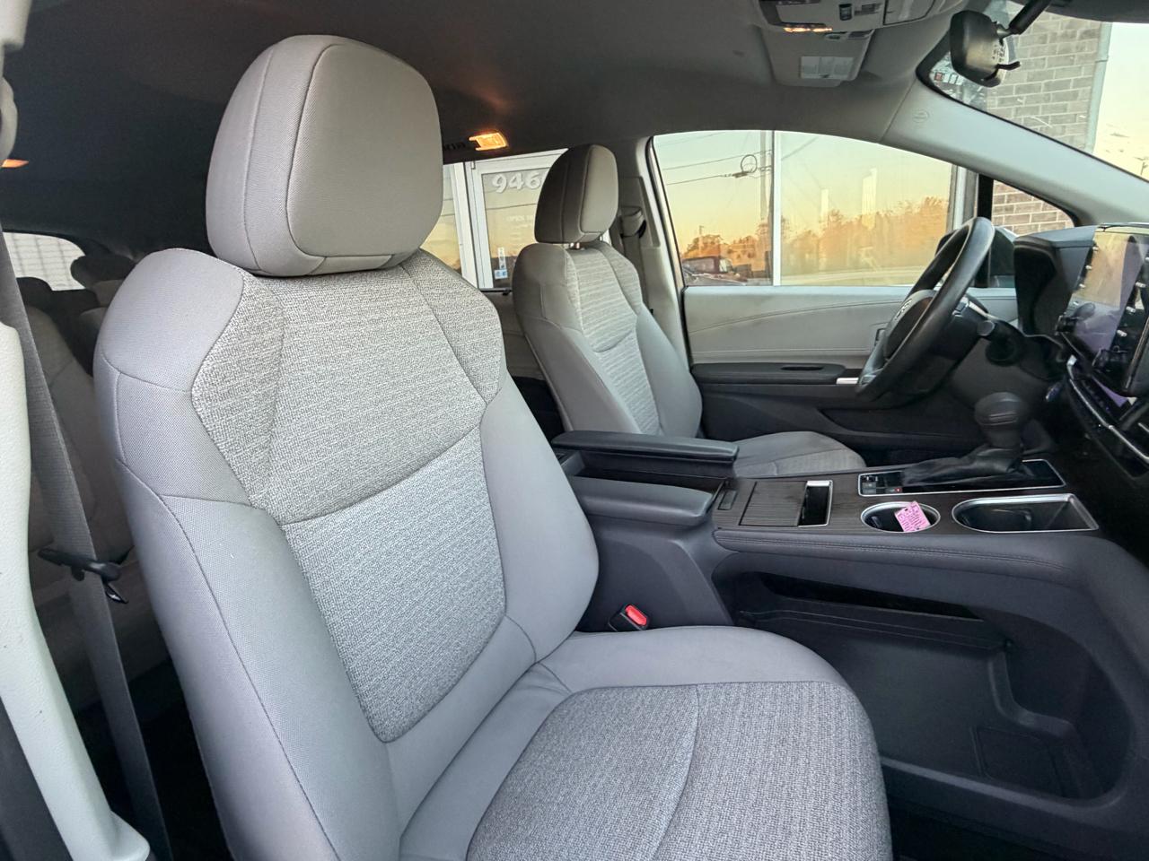 Toyota Sienna LE FWD 8-Passenger (Natl) 2023
