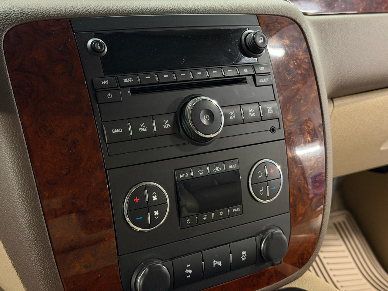 Chevrolet Suburban LT 1500 4WD 2012