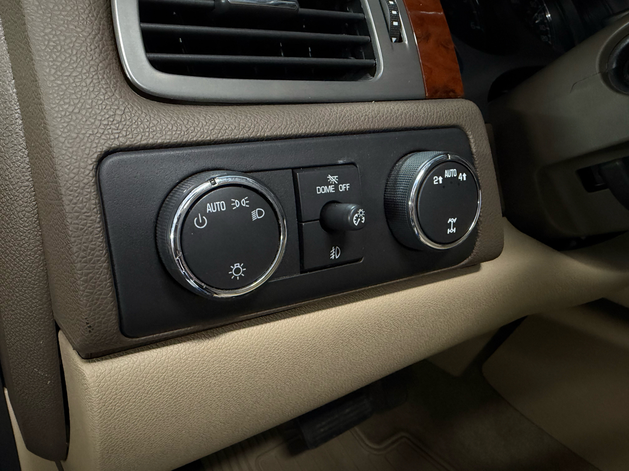 Chevrolet Suburban LT 1500 4WD 2012