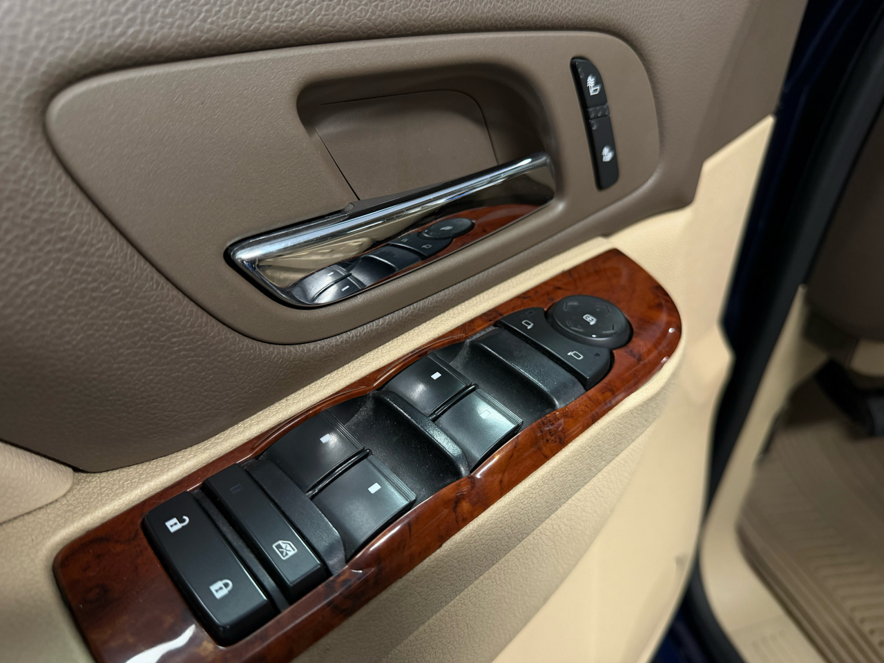 Chevrolet Suburban LT 1500 4WD 2012