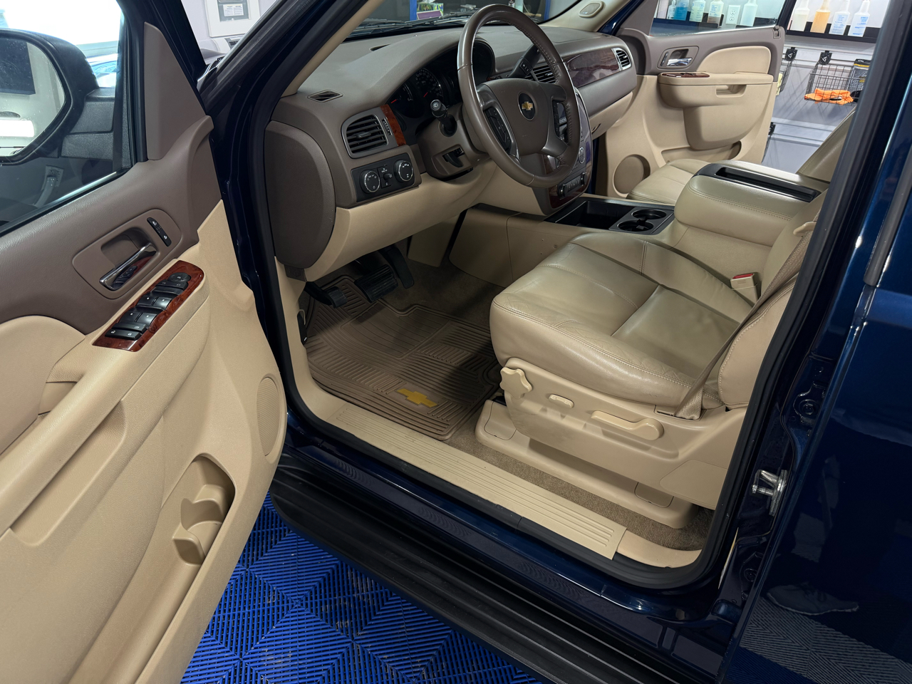 Chevrolet Suburban LT 1500 4WD 2012