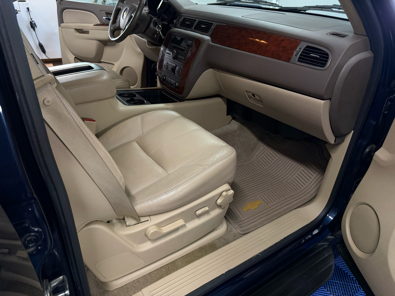 Chevrolet Suburban LT 1500 4WD 2012