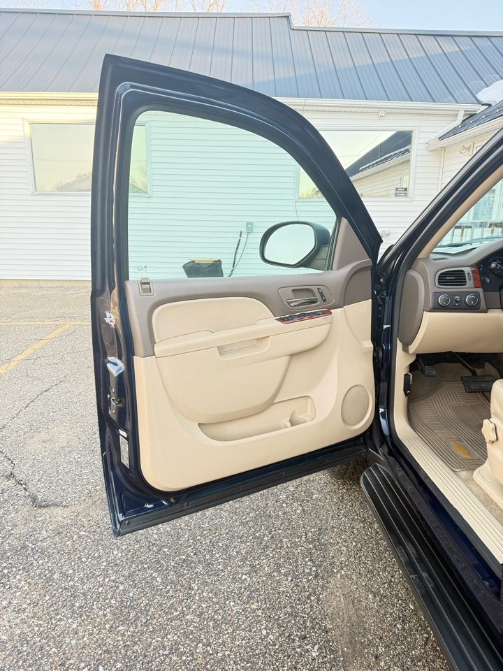 Chevrolet Suburban LT 1500 4WD 2012