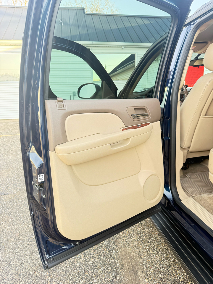 Chevrolet Suburban LT 1500 4WD 2012