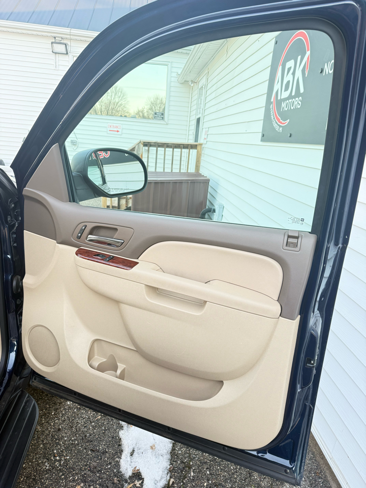 Chevrolet Suburban LT 1500 4WD 2012