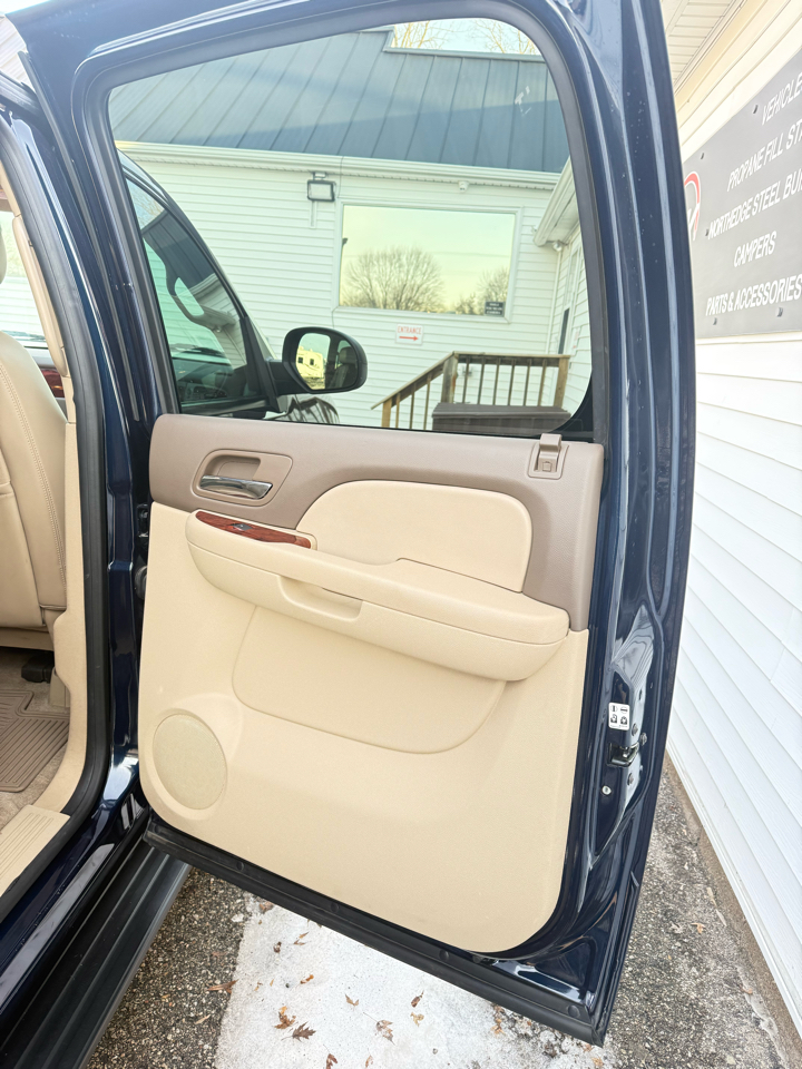 Chevrolet Suburban LT 1500 4WD 2012