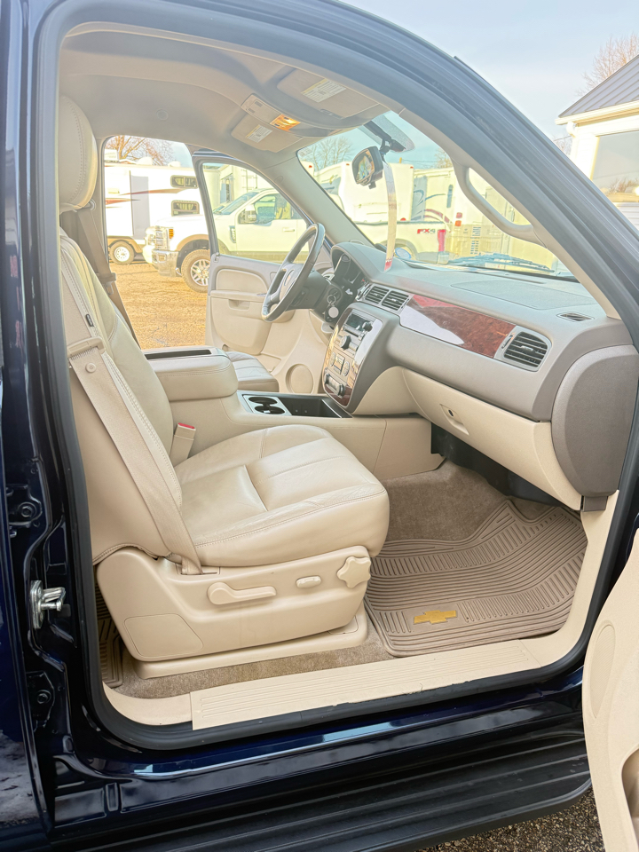 Chevrolet Suburban LT 1500 4WD 2012