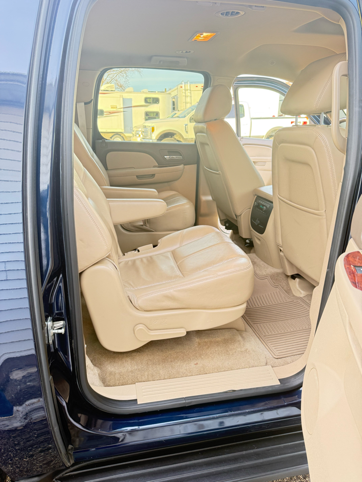 Chevrolet Suburban LT 1500 4WD 2012