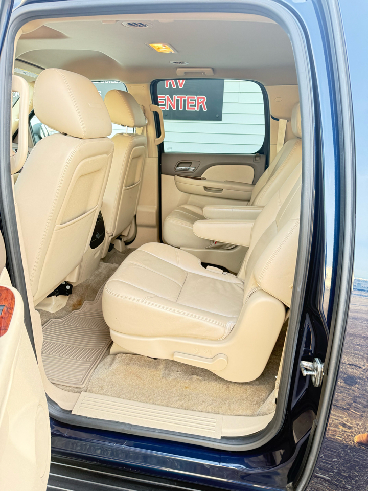 Chevrolet Suburban LT 1500 4WD 2012