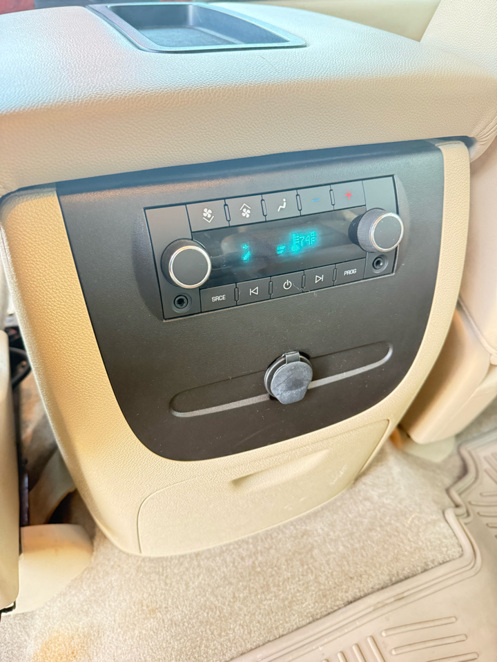 Chevrolet Suburban LT 1500 4WD 2012