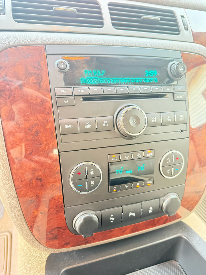 Chevrolet Suburban LT 1500 4WD 2012