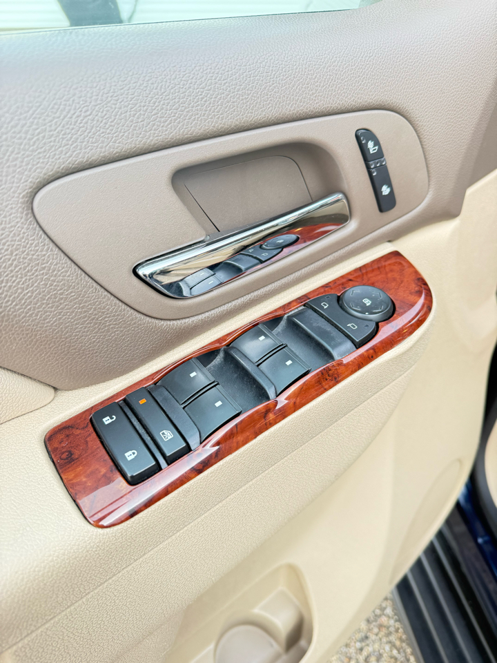 Chevrolet Suburban LT 1500 4WD 2012