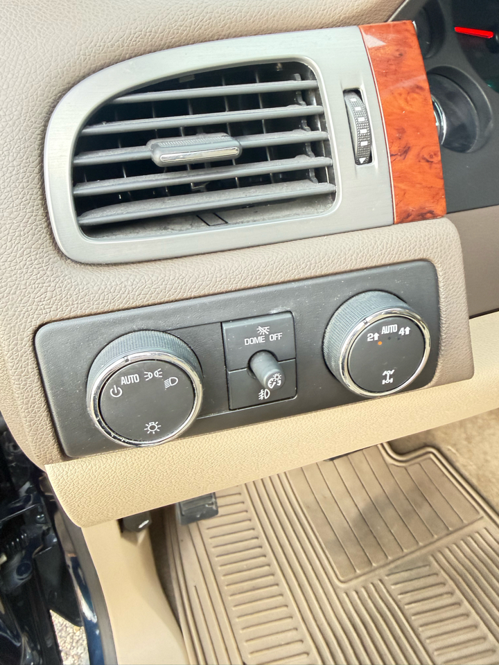 Chevrolet Suburban LT 1500 4WD 2012