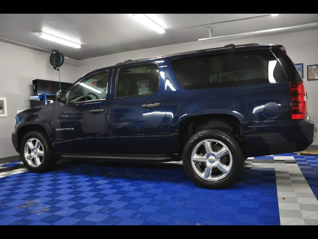 Chevrolet Suburban LT 1500 4WD 2012