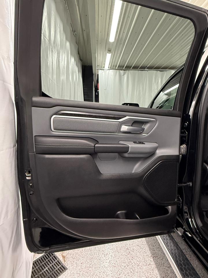 RAM 1500 Big Horn Crew Cab SWB 4WD 2022
