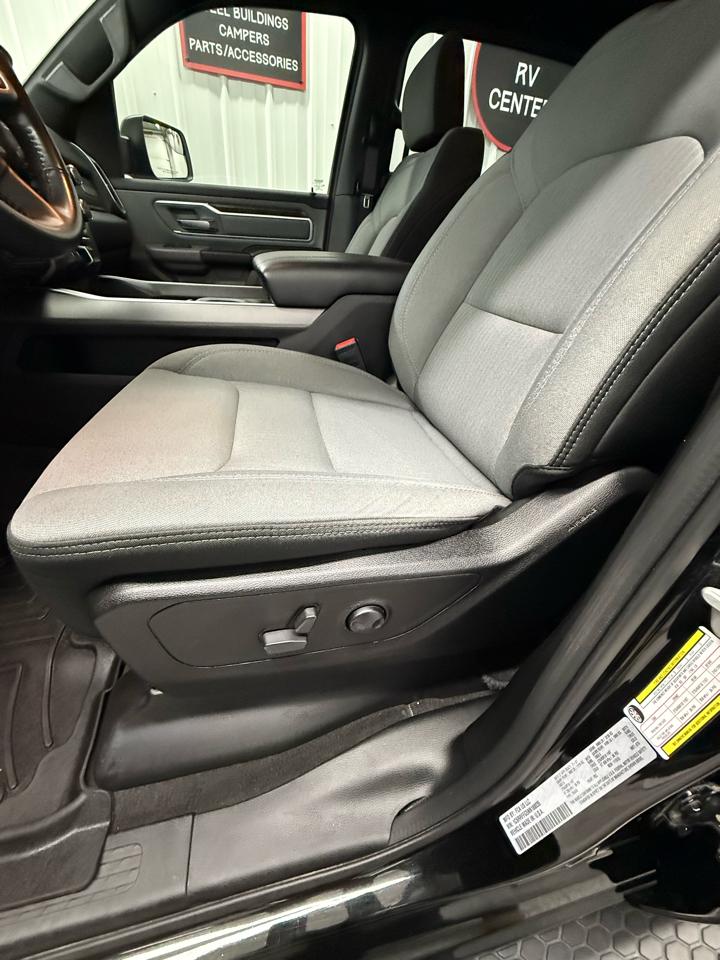 RAM 1500 Big Horn Crew Cab SWB 4WD 2022