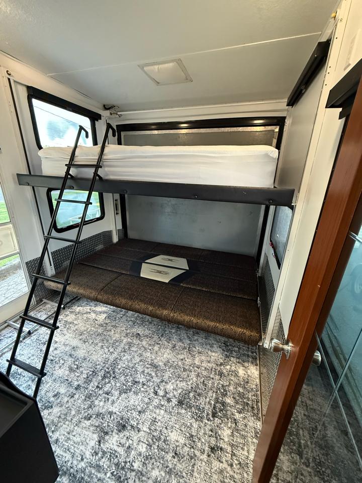 Keystone RV Fuzion Toy Hauler  2009