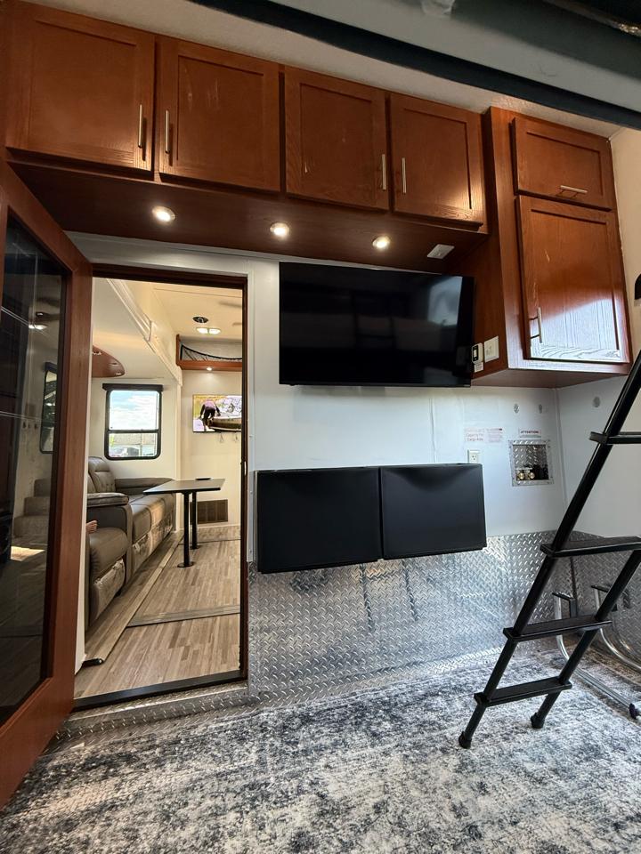 Keystone RV Fuzion Toy Hauler  2009