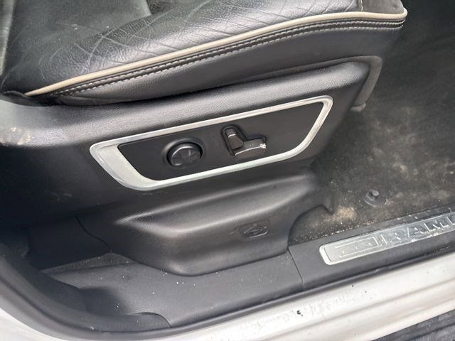 RAM 1500 Laramie Crew Cab 4WD 2021