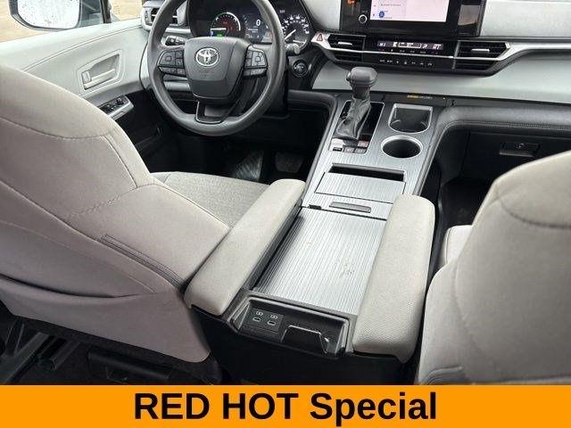 Toyota Sienna LE 8 Passenger 2025