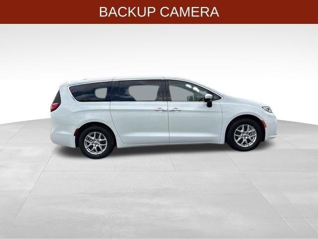 Chrysler Pacifica Touring 2023