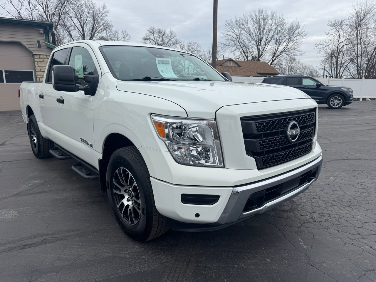 Nissan Titan Platinum Reserve Crew Cab 4WD 2024