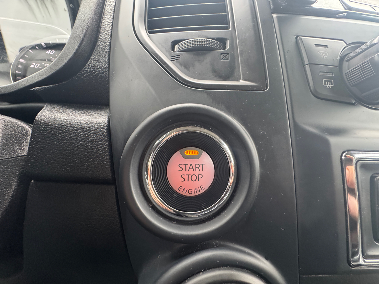 Nissan Titan Platinum Reserve Crew Cab 4WD 2024