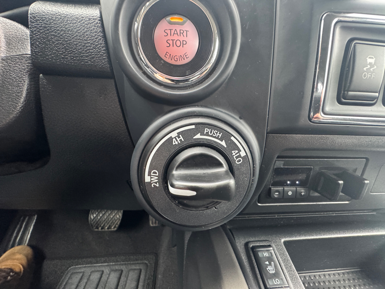 Nissan Titan Platinum Reserve Crew Cab 4WD 2024