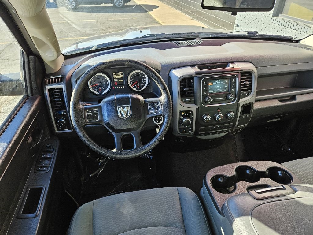 RAM 1500 Tradesman Quad Cab 4WD 2016