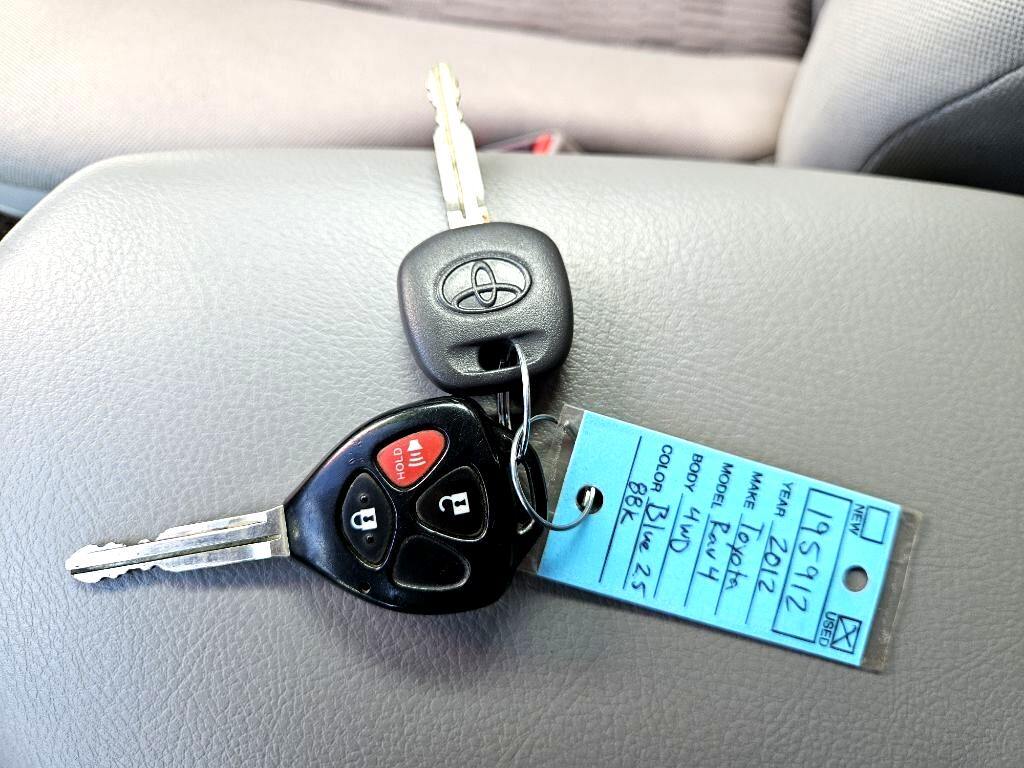 Toyota RAV4 Base I4 4WD 2012