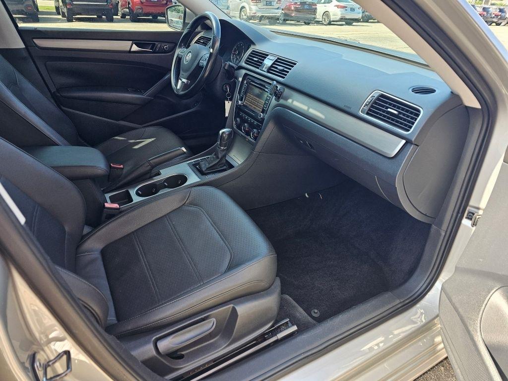Volkswagen Passat 4dr Sdn 1.8T Auto SE w/Sunroof & Nav PZEV 2014