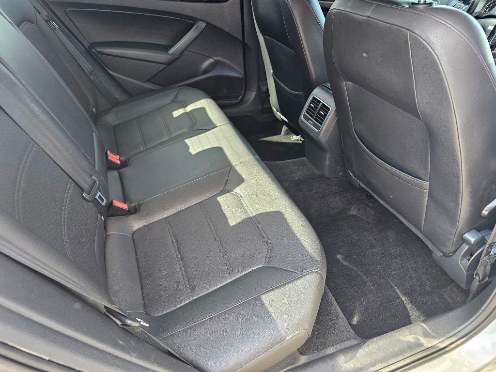 Volkswagen Passat 4dr Sdn 1.8T Auto SE w/Sunroof & Nav PZEV 2014