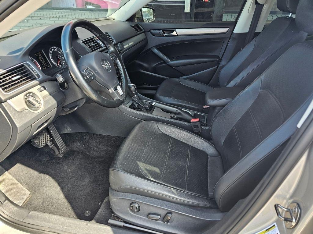 Volkswagen Passat 4dr Sdn 1.8T Auto SE w/Sunroof & Nav PZEV 2014