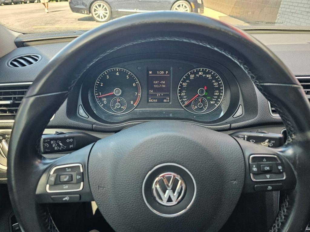 Volkswagen Passat 4dr Sdn 1.8T Auto SE w/Sunroof & Nav PZEV 2014