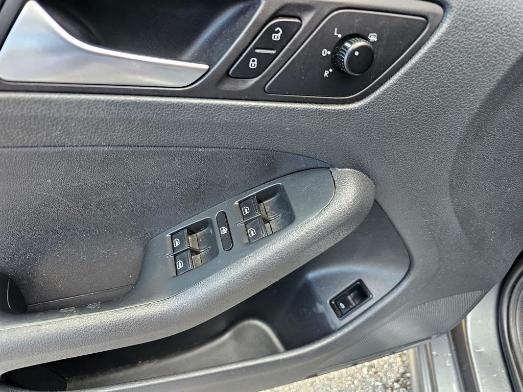 Volkswagen Jetta Sedan 4dr Auto S w/Sunroof 2012