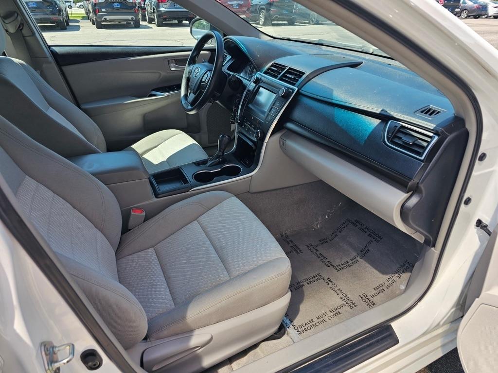 Toyota Camry 4dr Sdn I4 Auto LE (Natl) 2015