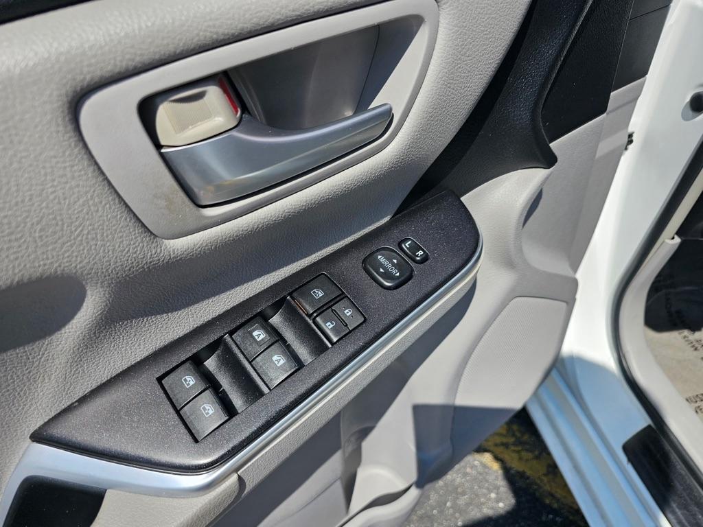 Toyota Camry 4dr Sdn I4 Auto LE (Natl) 2015
