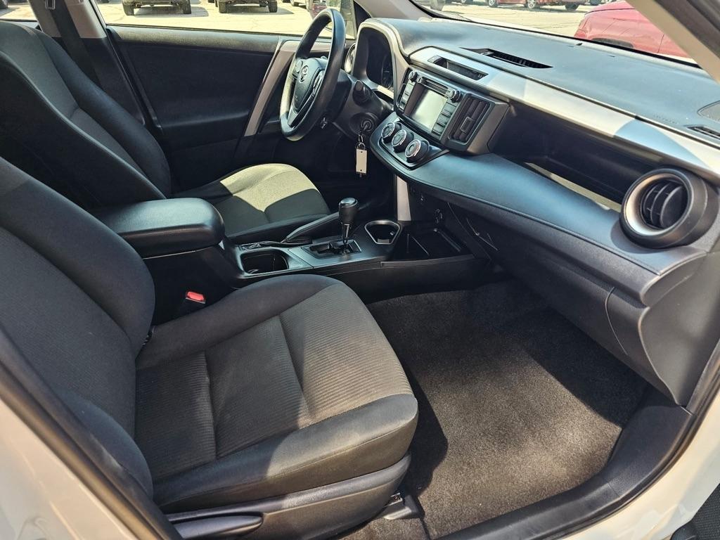 Toyota RAV4 LE FWD (Natl) 2017