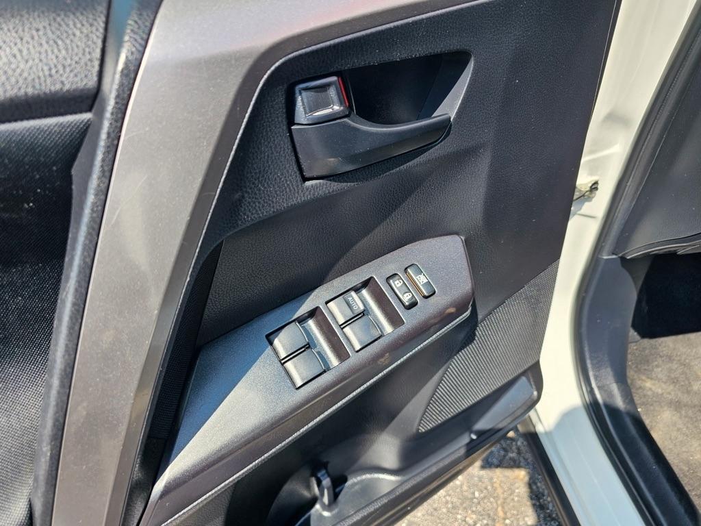 Toyota RAV4 LE FWD (Natl) 2017