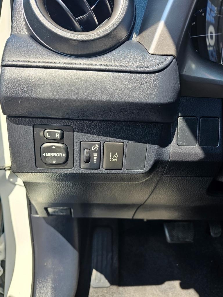 Toyota RAV4 LE FWD (Natl) 2017