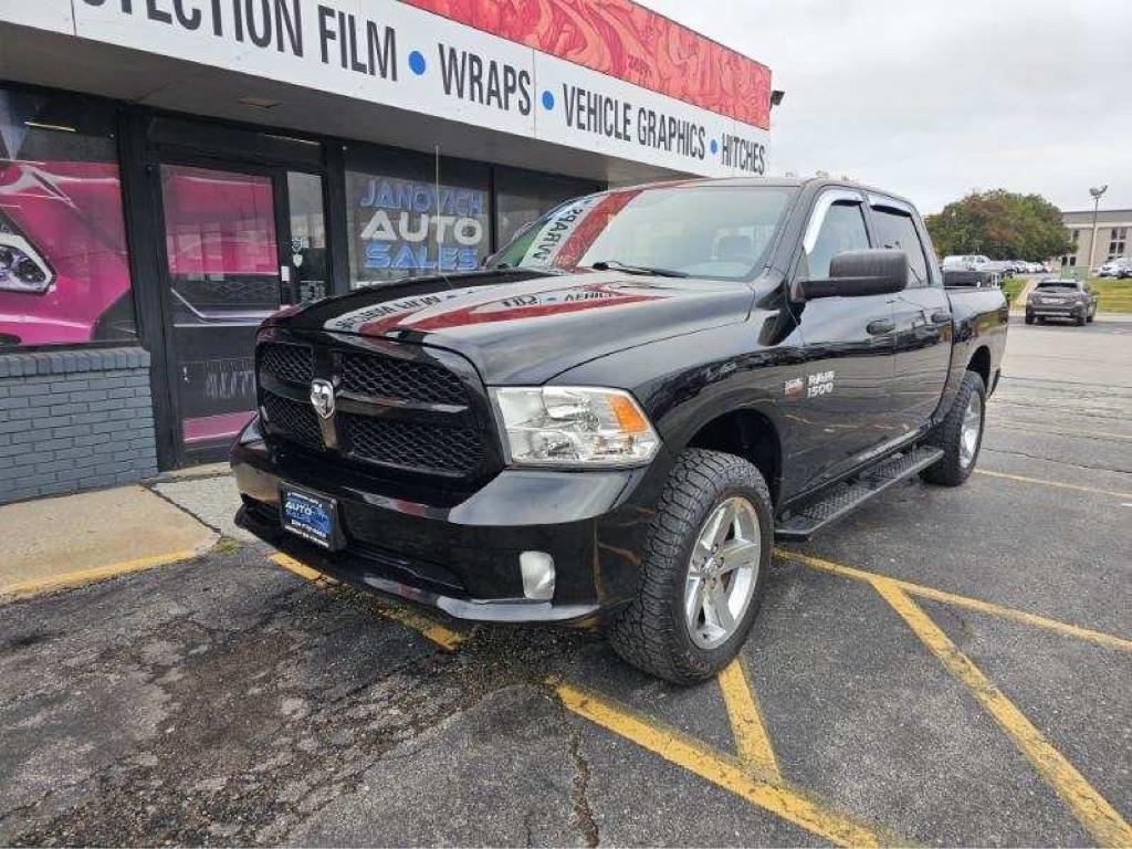RAM 1500 4WD Crew Cab 140.5" Express 2015
