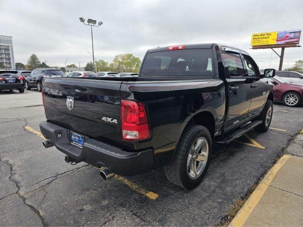 RAM 1500 4WD Crew Cab 140.5" Express 2015