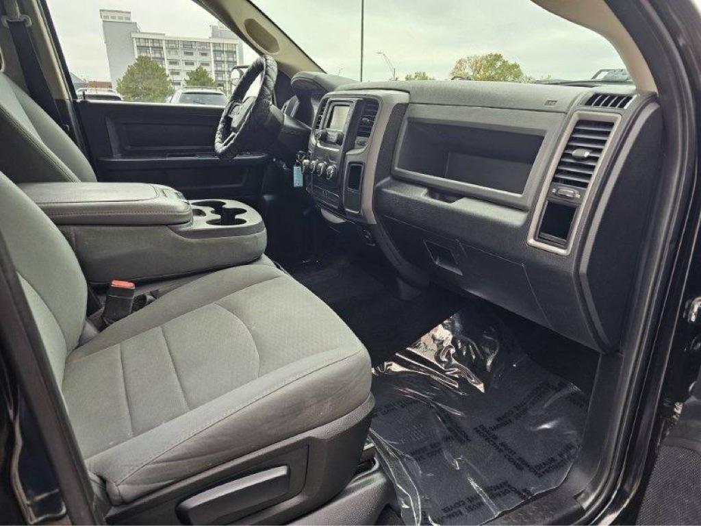 RAM 1500 4WD Crew Cab 140.5" Express 2015