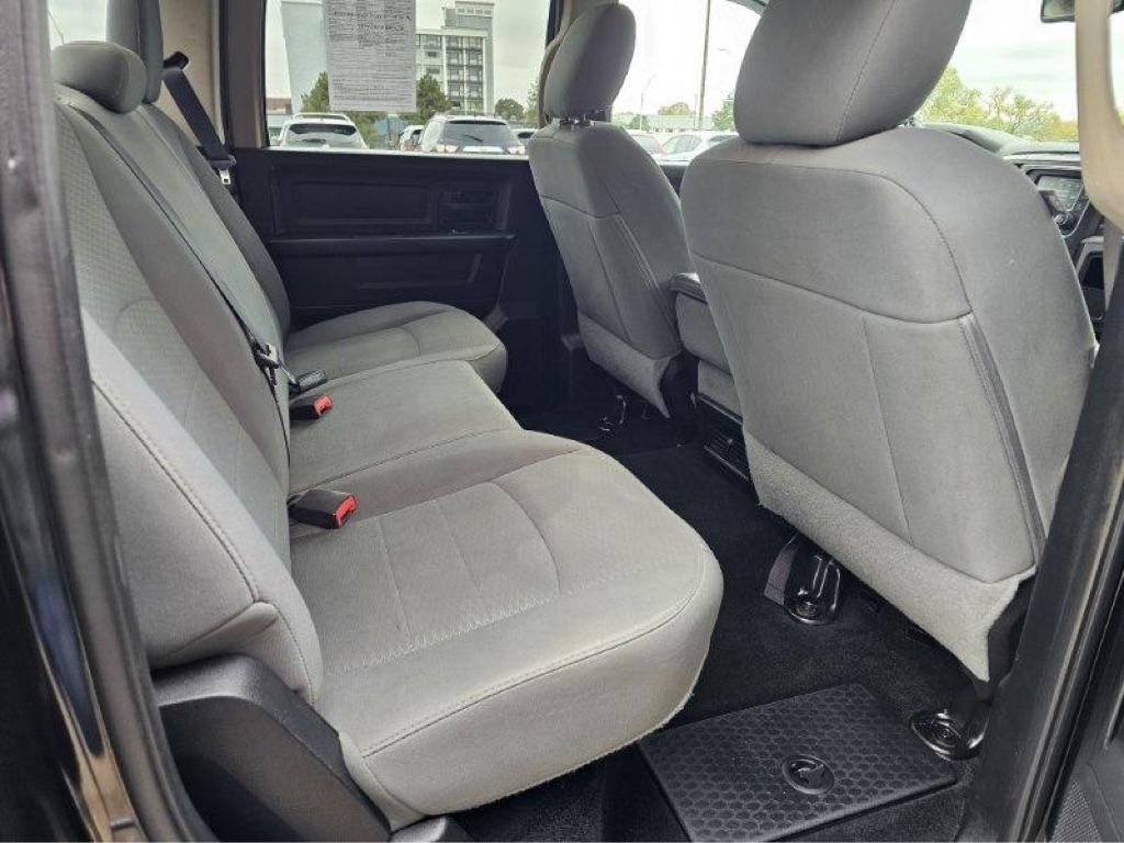 RAM 1500 4WD Crew Cab 140.5" Express 2015