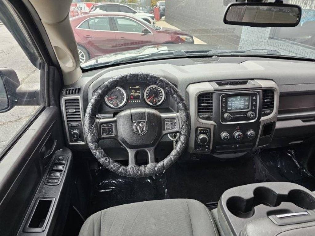 RAM 1500 4WD Crew Cab 140.5" Express 2015