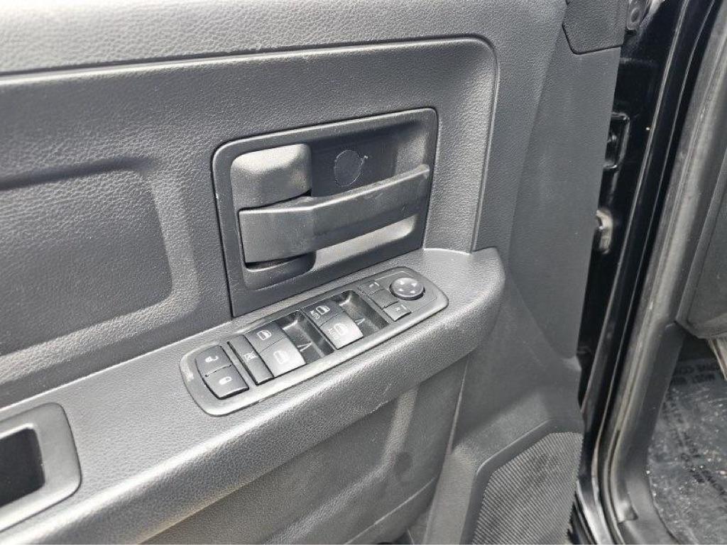 RAM 1500 4WD Crew Cab 140.5" Express 2015